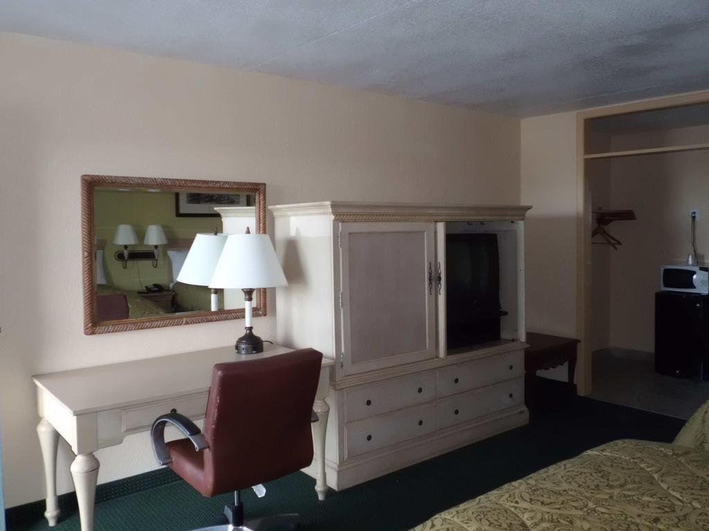 Hotel America's & Suites-lakeland 2*